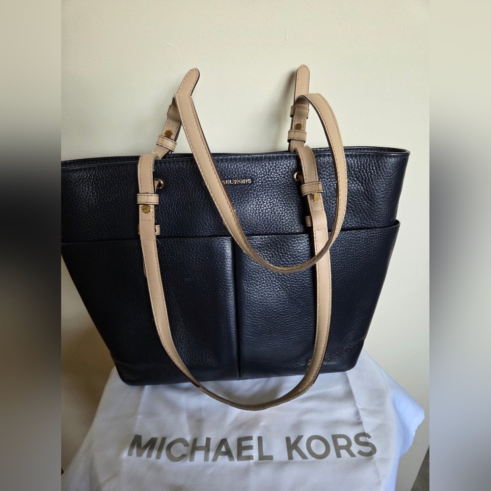 PRE-OWNED MICHAEL KORS NAVY BLUE/ BEIGE LEATHER LARGE WITH POCKETS SHOULDER TOTE